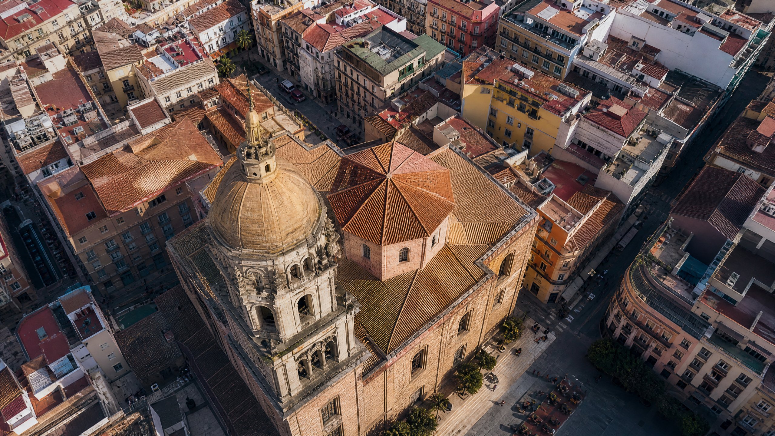 Vista aérea del centro histórico de Málaga con la catedral